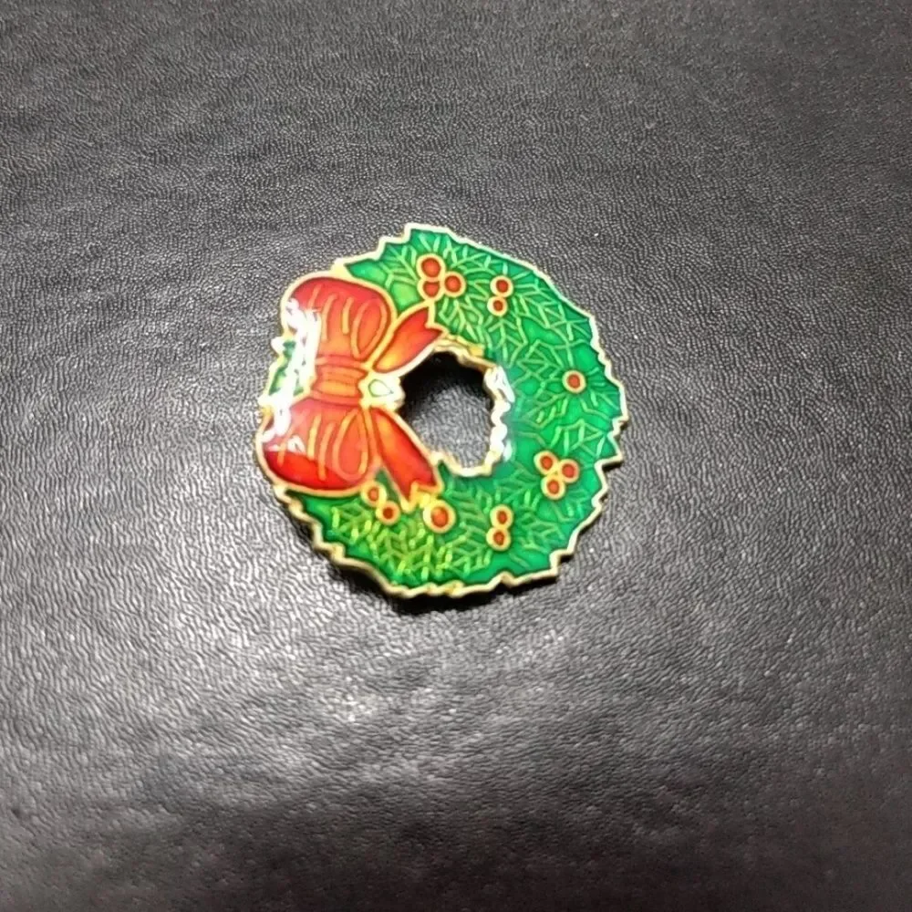 Holiday wreath brooch red green enamel colorful holiday